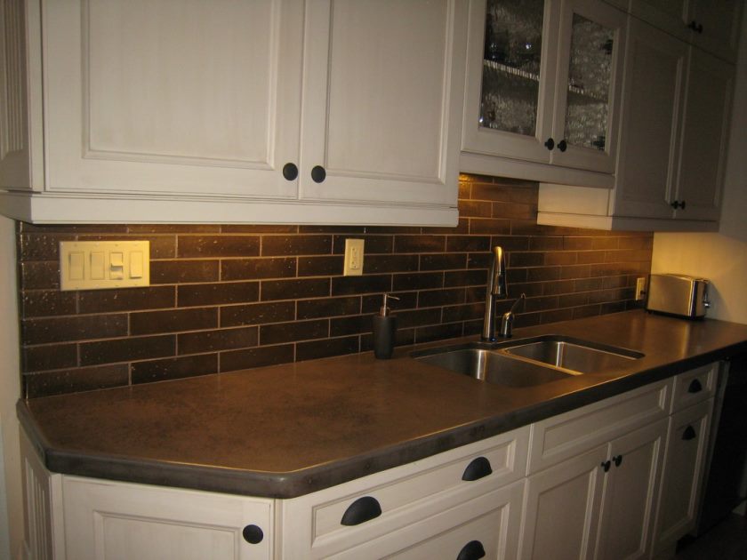 04-petite-cuisine-décoration-à-l'aide-de-carreaux-de-métro-noir-dosseret-de-cuisine-en-granit-de-grès-noir-en-grès cérame-comptoirs de cuisine-et-en-bois-blanc
