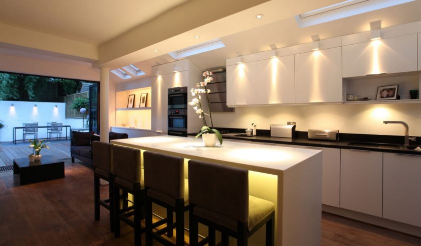 19-blanc-cuisine-design-et-décoration-utilisant-la-lumière-led-jaune-sous-meuble-de-cuisine-y compris-la-lumière-beige-doux-peinture-murale-de-cuisine