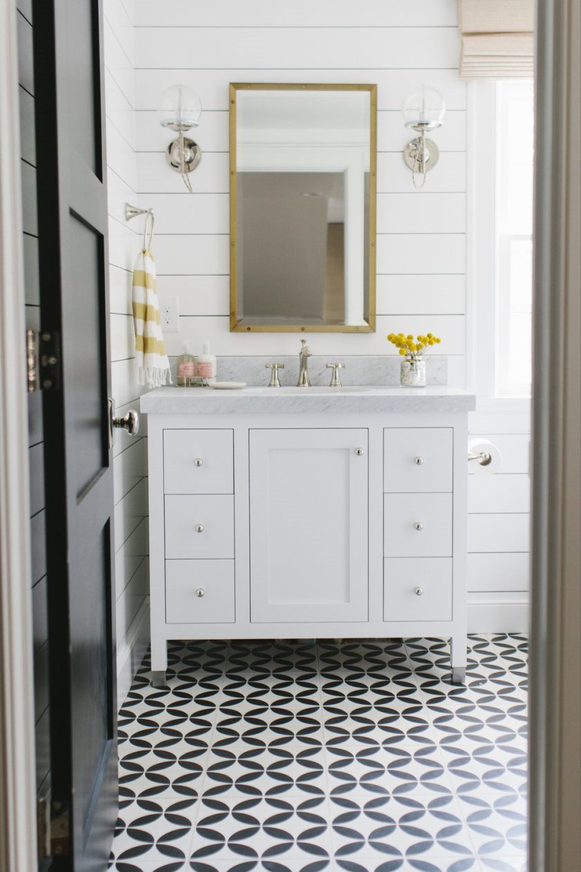 ciment-tuile-et-shiplap-salle de bain-par-studio-mcgee