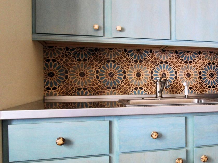 charmant-motif-à-motifs-sur-dosseret-tuile-idées-de-cuisine-traditionnelle-avec-tosca-couleur-rangement