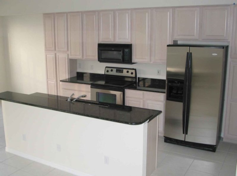 décoration-superbe-blanc-encastré-meuble-cuisine-set-avec-micro-ondes-étagères-et-poêles-décors-aussi-bien-que