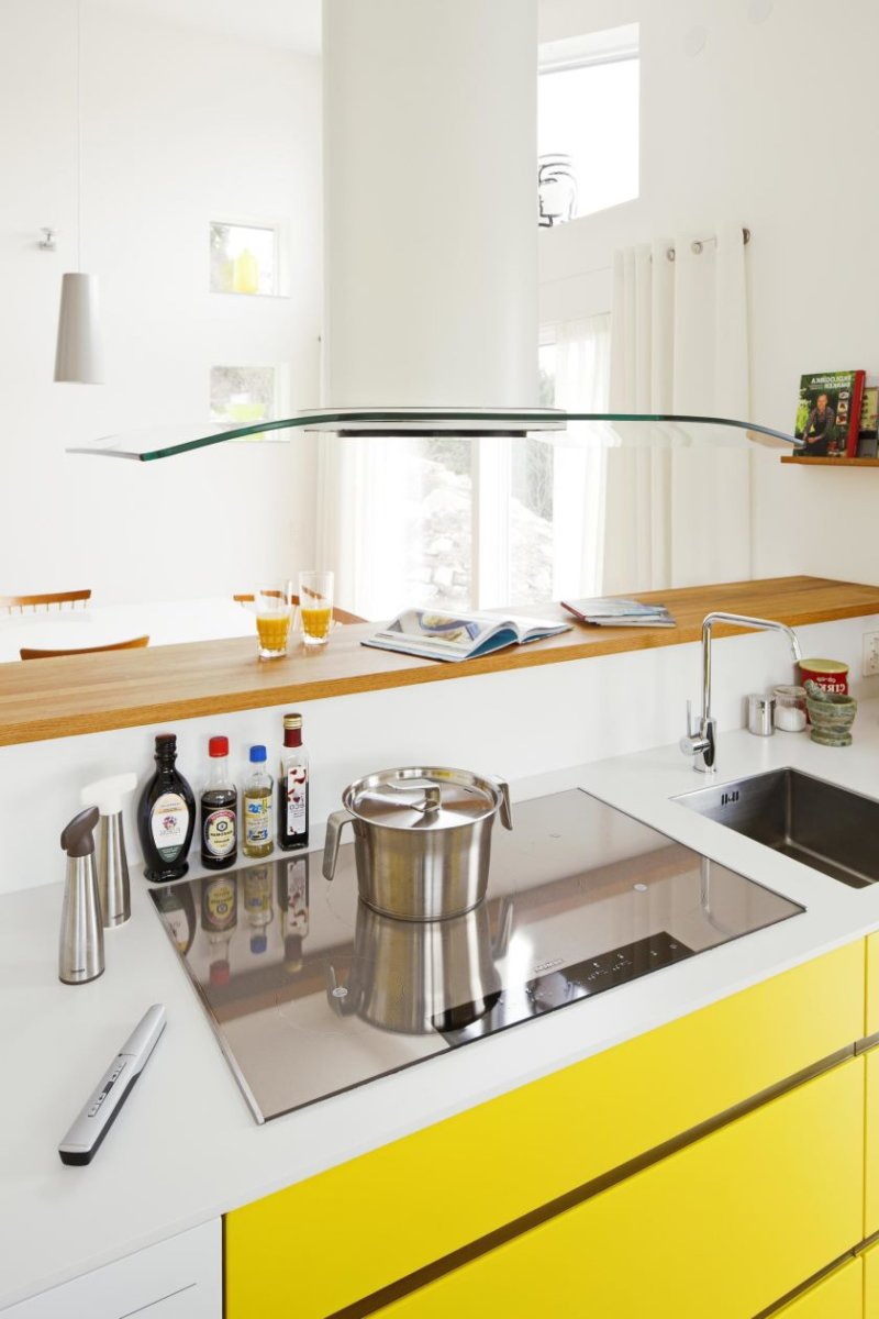idées-inspirantes-de-jaune-cuisine-design-d'intérieur-cuisine-grilles-de-cuisine-plus-avec-robinet-et-panneau-en-bois