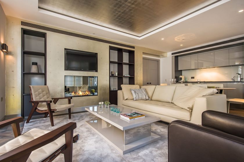 cuisine-espace-de-vie-table-basse-canapé-tapis-appartement-penthouse-a-st-james-londres