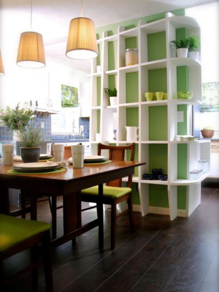 salon-idées-pour-petits-espaces-de-hdts-2509-salle-à-manger-étagères-diviseur-s3x4-jpg-rend_-hgtvcom-966-1288