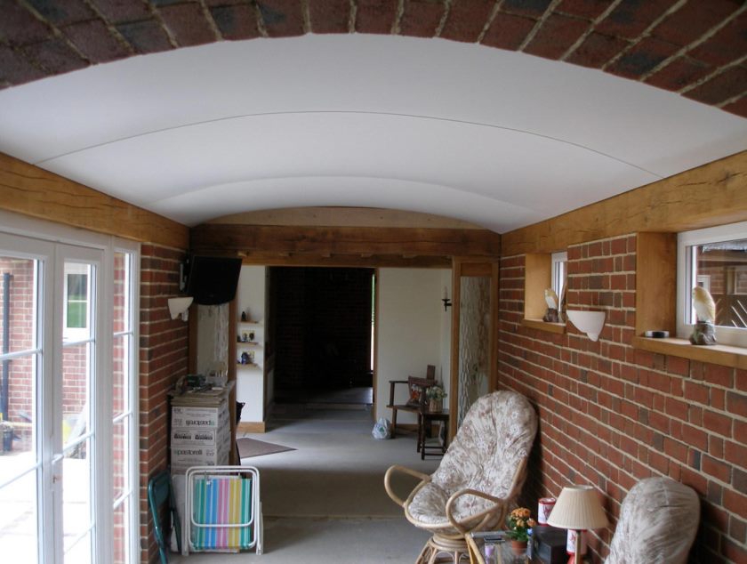 plafond tendu en blanc mat dans le couloir
