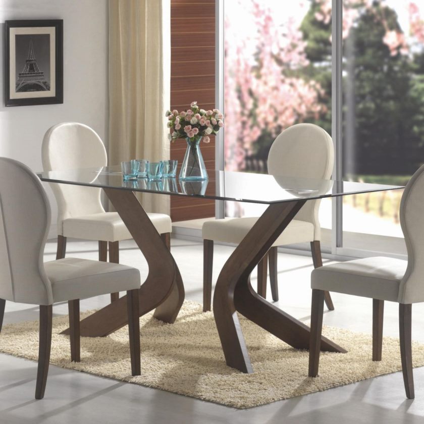 chaises-à-repas-ovales-et-table-en-verre