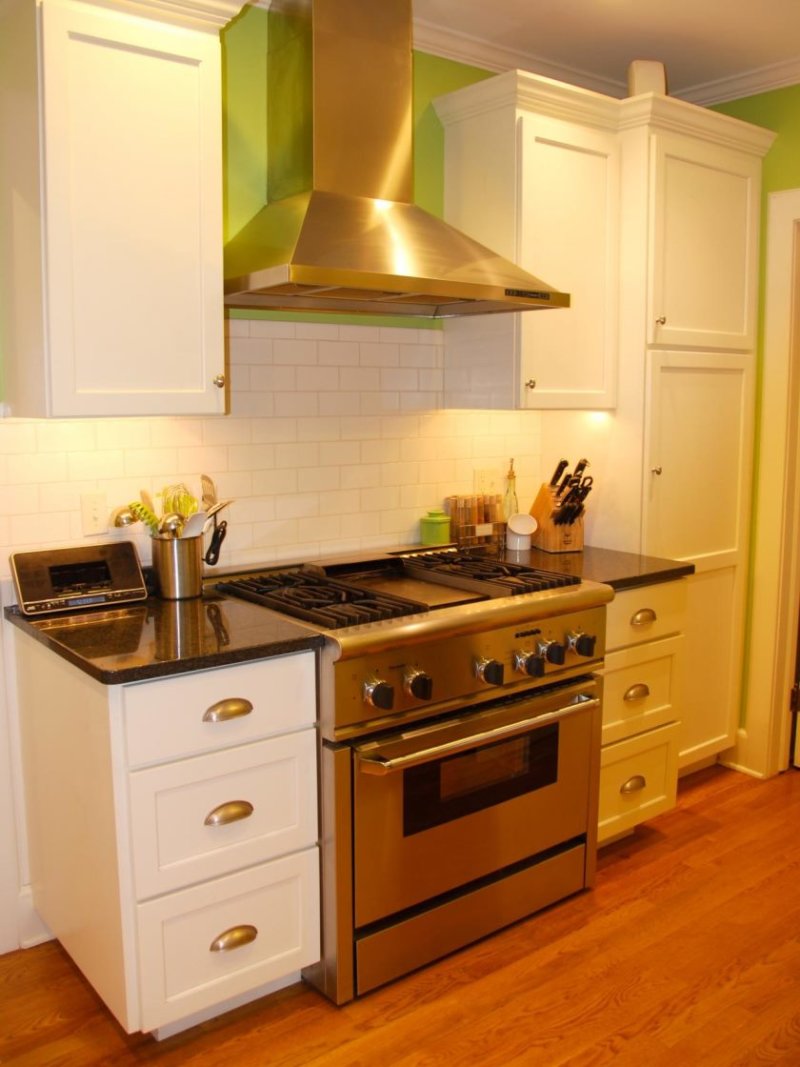rms_feltsocute-small-kitchen-makeover-20s-style_s3x4-jpg-rend-hgtvcom-1280-1707