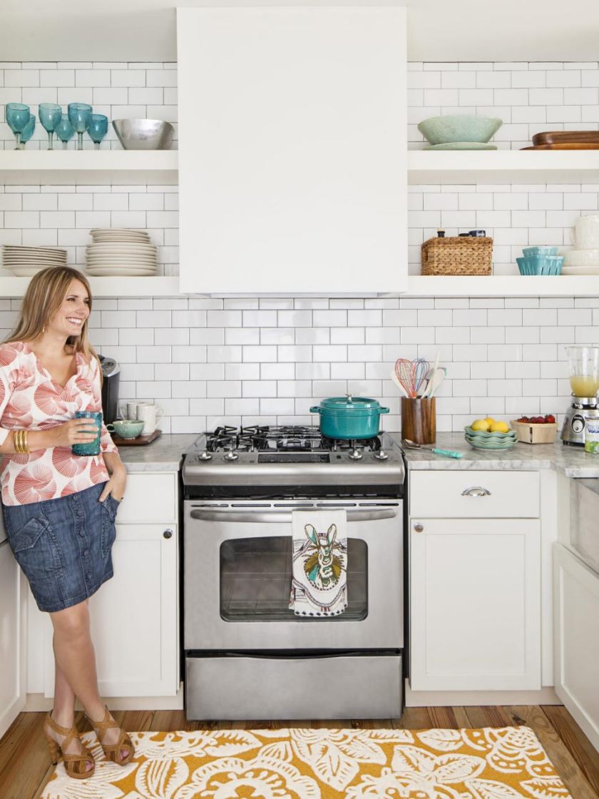 rx-hgmag018_small-white-kitchen-121-a-3x4-jpg-rend-hgtvcom-966-1288