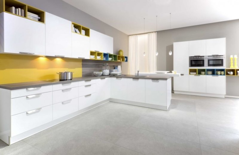 superbe-cuisine-colorée-design-avec-des-armoires-blanches-avec-une-cuisine-intégrée