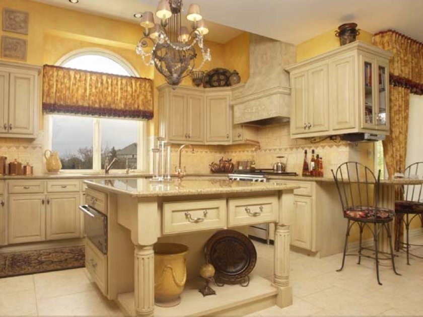 cuisine-toscane-magnifique-cuisine-italienne-toscane-avec-un-charmant-lustre-design-et-peinture-murale toscane-aussi-carrée-îlot-et-beige-armoire-de-cuisine