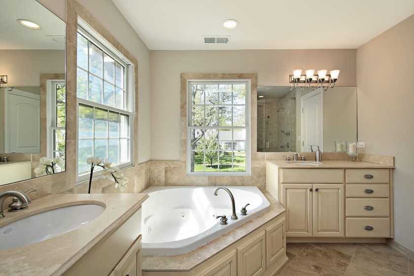 Salle de bain principale avec baignoire dans la maison de nouvelle construction