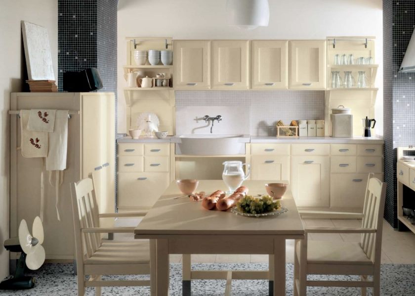 belle-cuisine-de-style-pays-en-blanc-beige-couleur-thèmes-avec-armoires-en-bois-et-ensembles-de-repas-aussi-noir-accent-sur-motifs-piliers-et-deux-thèmes-sol- cuisine de style champêtre