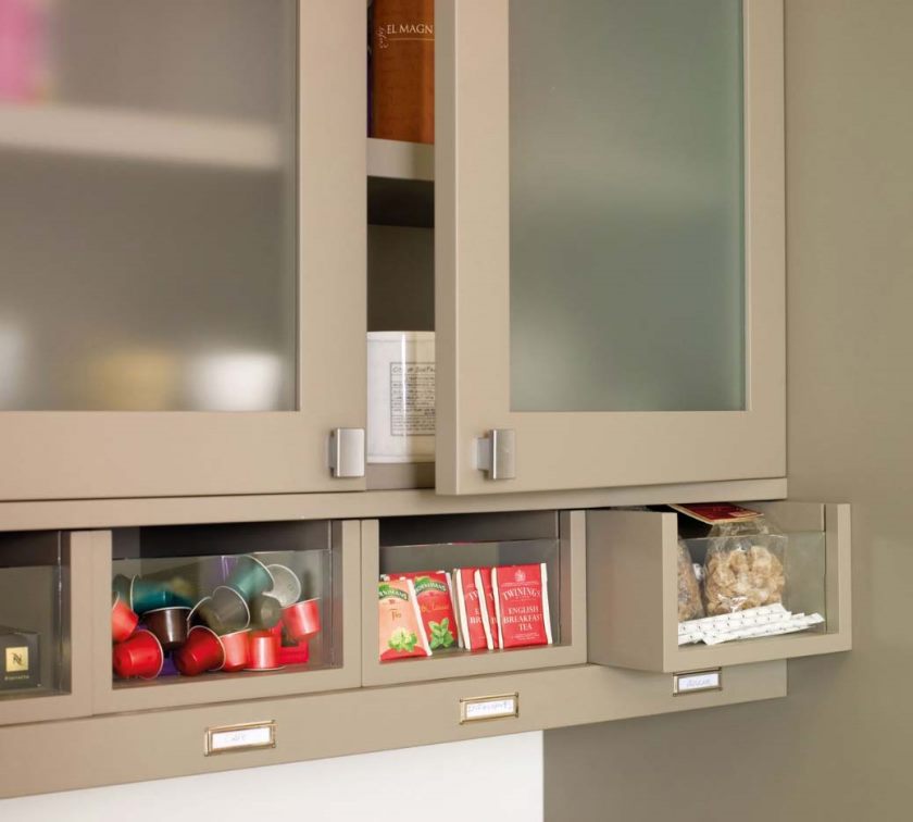 armoire-de-cuisine-beige-avec-quelques-étagères-aussi-ingrédients-et-porte-couverts-et-canettes