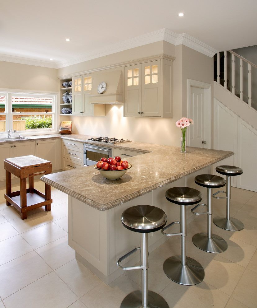 armoires-de-cuisine-beige-transitionnelles-avec-tabouret-de-bar-armoires-beige