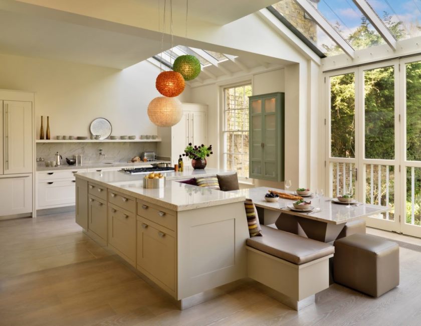 beige-cuisine-design-avec-en-bois-cuisine-îlot-design-moderne-et-minimaliste-cuisine-avec-table-à-manger-aussi-moderne-design-cuisine-design-avec-îlot-cuisine-îlot- 1024x792