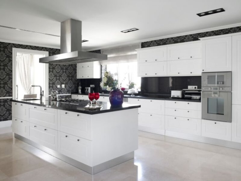 black-classic-wallpaper-wall_recessed-downlights_white-relief-panel-kitchen-cabinet-with-built-in-micro-ondes-un