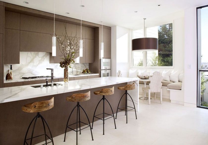 comptoirs-en-granit-brun-set-peintures-murales-beige-cuisine-neutre-avec-accents rouges-sol-epoxy-pour-salon-de luxe-idées-neutre-cuisine-agencement-idées-beige-céramique- carrelage