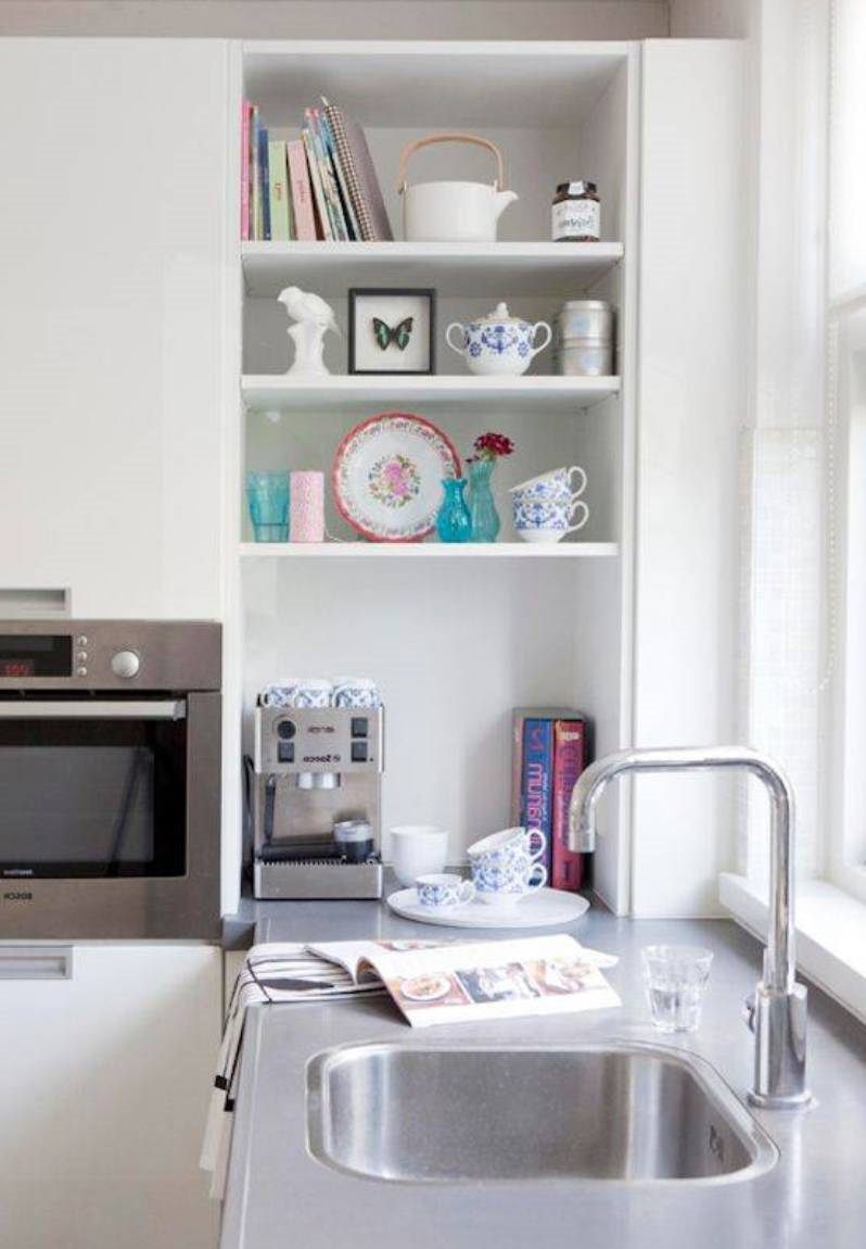 étagères intégrées-rangement-pour-organiser-une-petite-cuisine