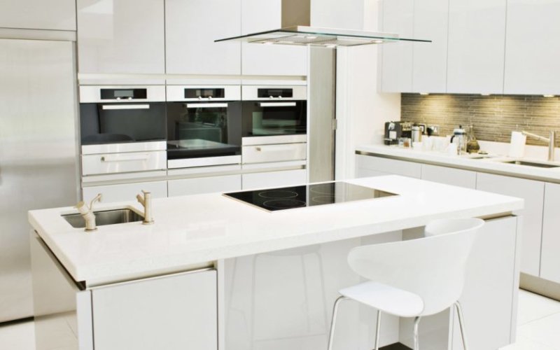 design-chic-moderne-maison-cuisine-idées-avec-forme-rectangulaire-blanc-îlot-de-cuisine-et-poêles-encastrables-également-whi