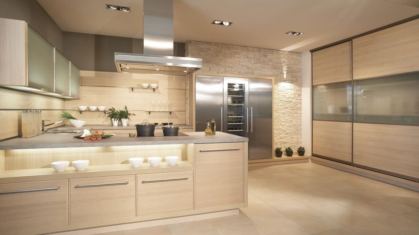 cuisine-chic-design-tendance-dans-la-maison-contemporaine-avec-une-armoire-beige-cuisine-comprenant-des-idées-d'éclairage-au-plafond-des-cuisines-modernes