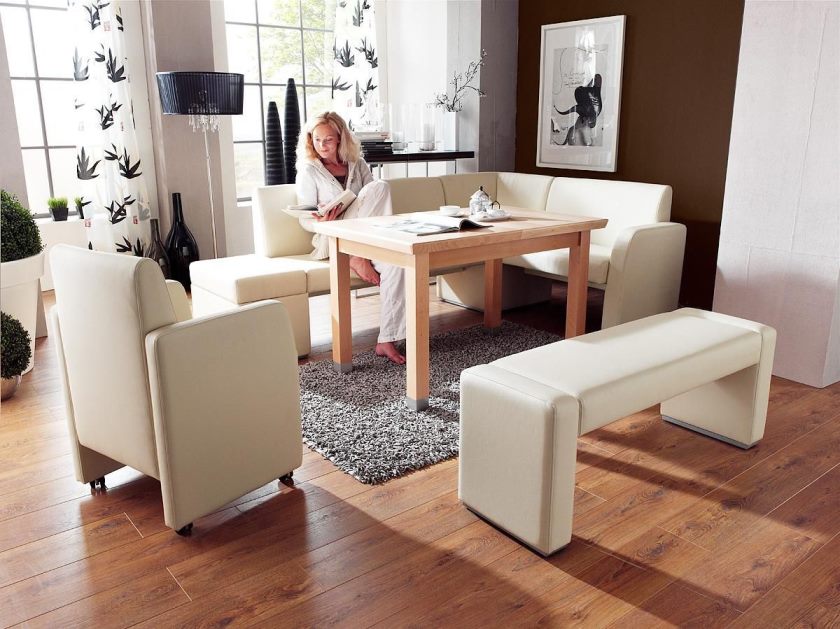 charmante-cuisine-salle-a-manger-decor-idees-mettant en valeur-cuir-blanc-en-forme-de-sofa-banc-et-chaise-sur-tapis-en-fourrure-gris-et-panneaux-de-parquet-idées-modernes- cuisine-cabines-salle-a-manger-cuisine-admirable-m