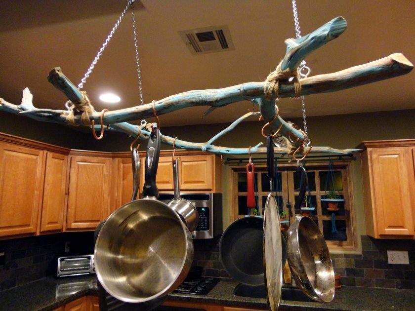 pots-et-casseroles-à-suspendre-bricolage-faciles-de-plafond-avec-branche-sur-îlot-au-milieu-cuisine-idées