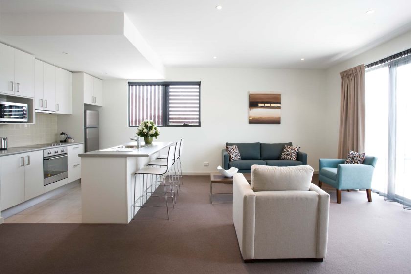 enamour-comment-décorer-votre-appartement-présentant-le-salon-et-la-cuisine-avec-des-armoires-blanches-aussi-des-plans-de-cuisine-et-des-chaises-ainsi-qu'un-canapé-avec-du-café- idées-table-comment-décorer-votre-appartement