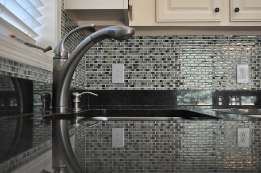 glass_tile_mosaic_kitchen_backsplash