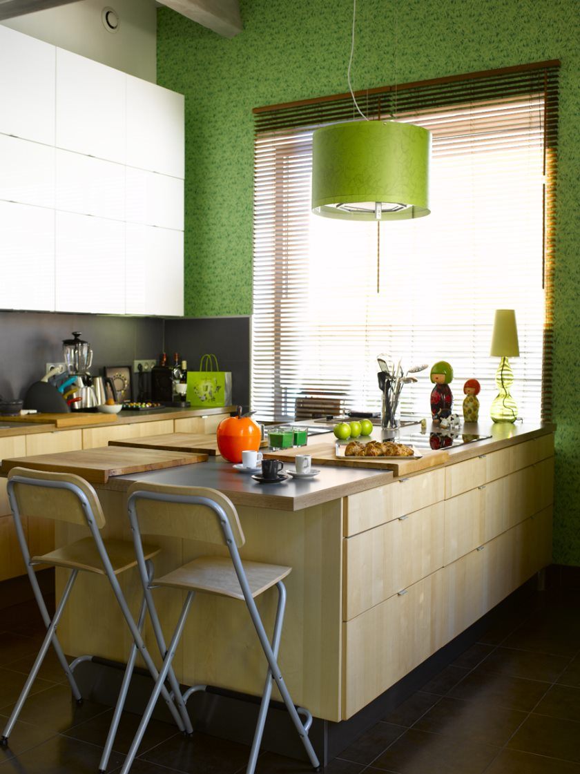 idées-captivant-petit-îlot-de-cuisine-avec-sièges-ikea-et-vert-lime-suspension-aussi-boucher-bloc-napperon-et-faux-bois-stores-horizontaux
