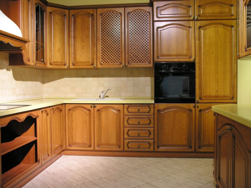 intéressant-brun-brun foncé-bois-inoxydable-rustique-design-bois-massif-cuisine-armoire-l-forme-bois-teck-robinets-four-mural-meubles-à-cuisine-avec-cuisines-plus-sur-mesure- ébénistes-1138x854