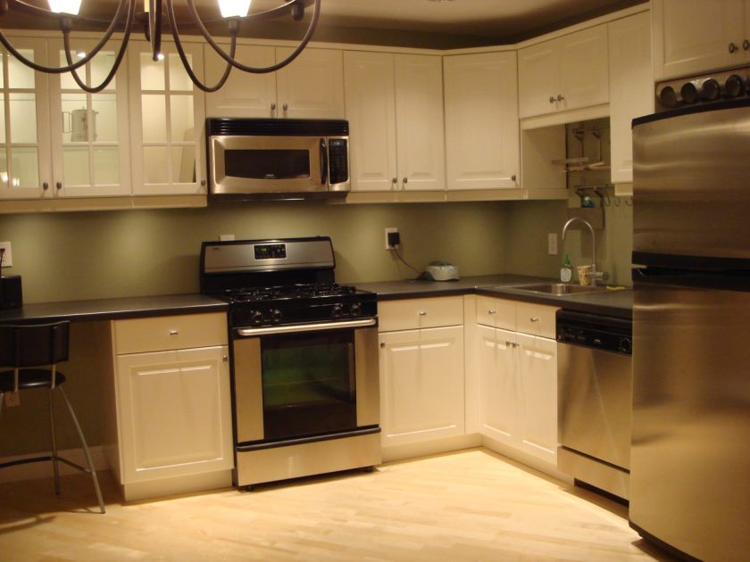 cuisine-forme-impressionnante-ikea-design-services-avec-armoire-en-bois-blanc-comprenant-comptoirs-en-granit-gris-et-bouleau-sol-en-vinyle-charmant-tableau-charmant