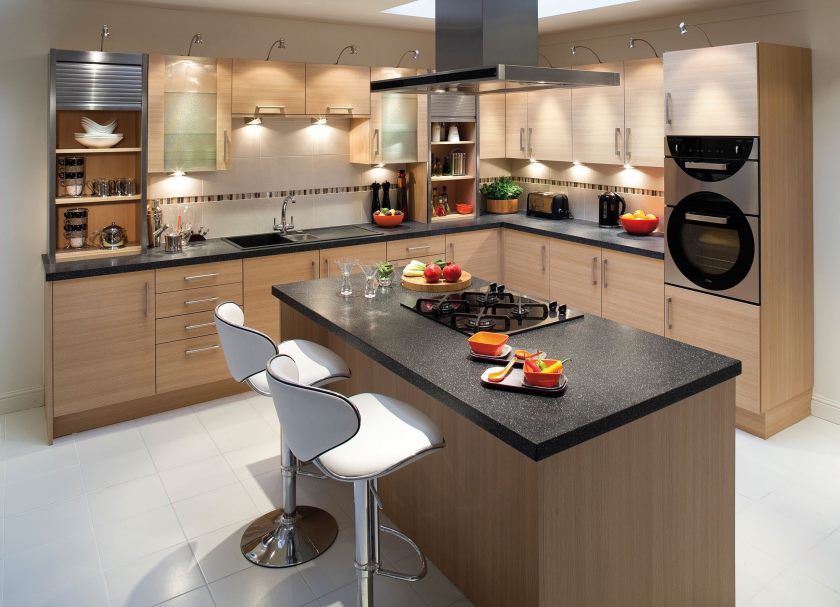 meubles-de-cuisine-en-l-brun-clair-cabinet-combinés-avec-îlot-de-cuisine-en-granit-noir-comptoirs-de-cuisine