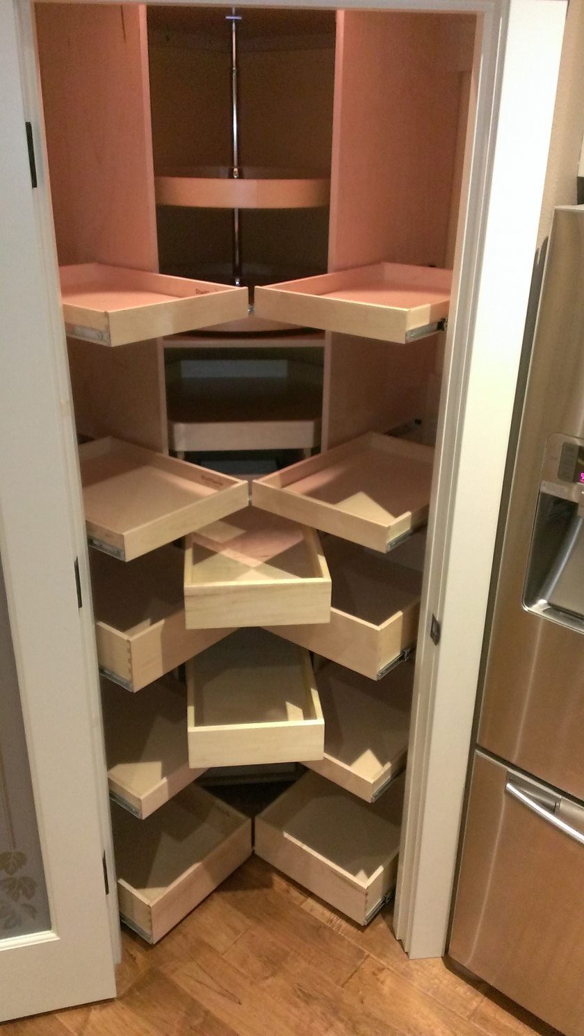 meuble-cuisine-meuble-armoire-d'angle-en-bois-teint-blanc-avec-beaucoup-de-bois-de-pin-palette-tiroirs-tiroirs-d'angle-cuisine-garde-manger