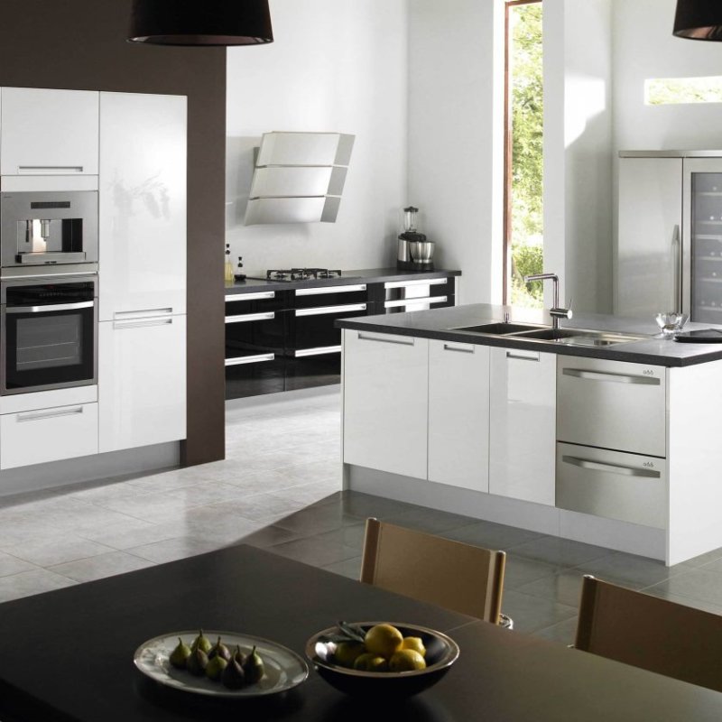 cuisine-immaculée-blanc-brillant-îlot-de-cuisine-et-encastré-blanc-moderne-armoires-de-cuisine-ajouté-marron-foncé-din