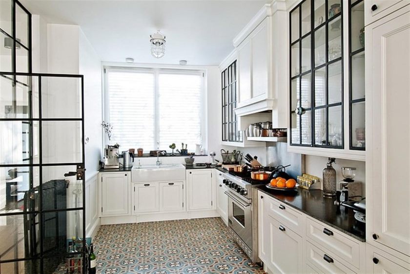 carrelage-de-cuisine-avec-armoires-blanches