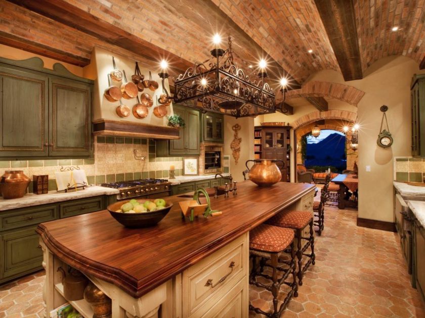 cuisine-méditerranéenne-mur-de-brique-rustique-pays-tables-de-cuisine-du-sol-au-plafond-armoires de cuisine-la-cuisine-traditionnelle-cuisine-étagères ouvertes
