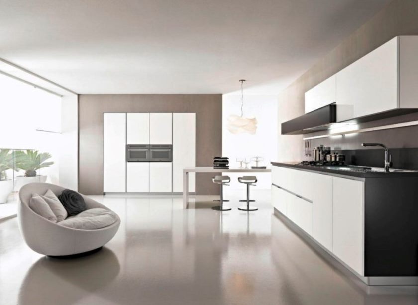 cuisine-ouverte-moderne-design-avec-armoires-italiennes-blanches-et-comptoir-noir-en-avant-de-canapé-blanc