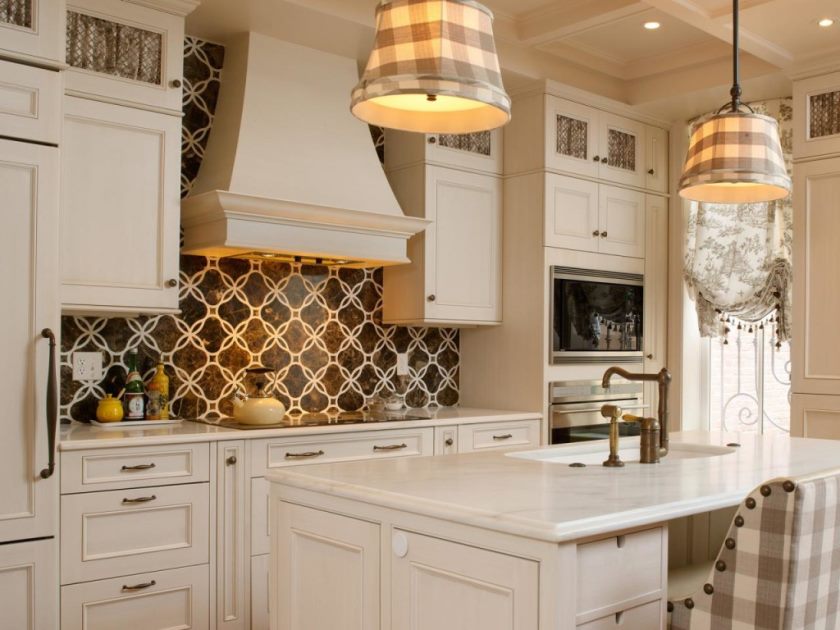 murale-brun-cuisine-dosseret-design-idées-beige-thème-de-cuisine-avec-lampe-suspendue-dessins-cuisine-dosseret-idées-1024x768