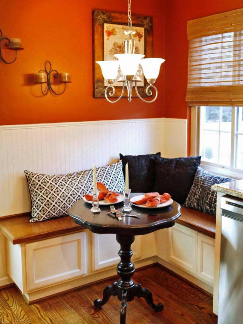 original_angela-bonfante-kitchen-banquette_toss_pillows-jpg-rend-hgtvcom-1280-1707