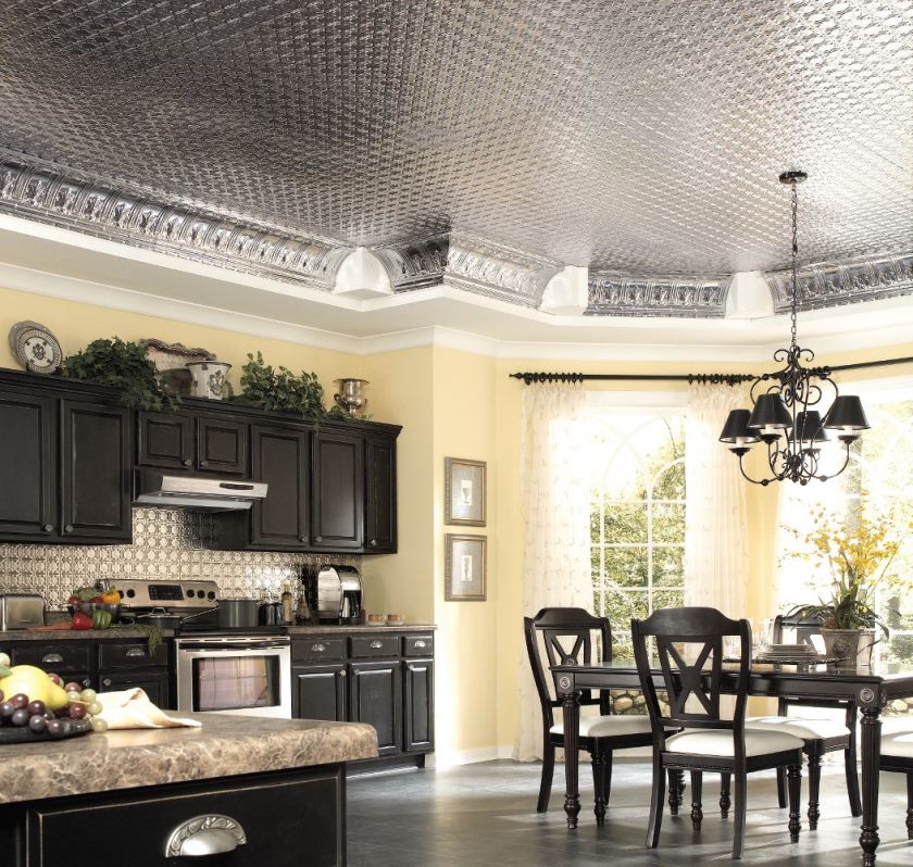 peinture-de-mur-de-couleur-simple-crème-fond-contraste-avec-noir-intérieur-set-sous-brillant-plafond-carrelage-design