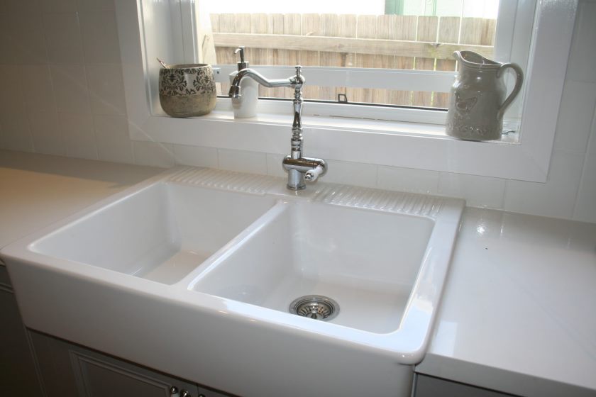 évier-de-cuisine-en-porcelaine-réparation-de-copeaux-contre-kohler-éviers-de-cuisine-en-porcelaine-sur-evier-de-cuisine-en-porcelaine