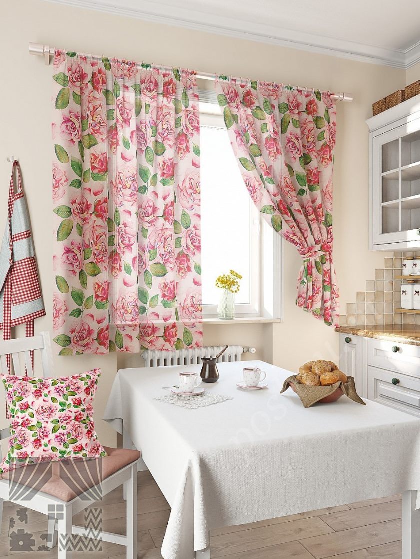 romanticheskij-komplekt-shtor-v-rozovyh-tonah-dlya-kuhni-s-floristicheskim-risunkom-jpg-b