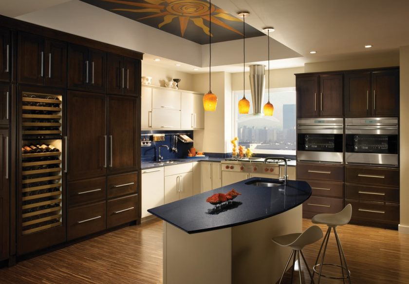 petite-cuisine-avec-plafond-décoration