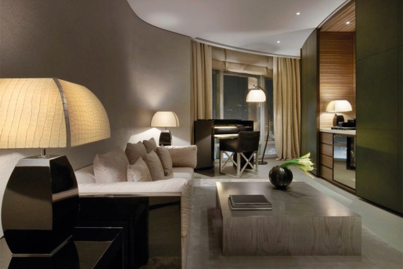 sovremennyj-dizajn-interera-gostinoj-komnaty-armani-hotel-dubai-01