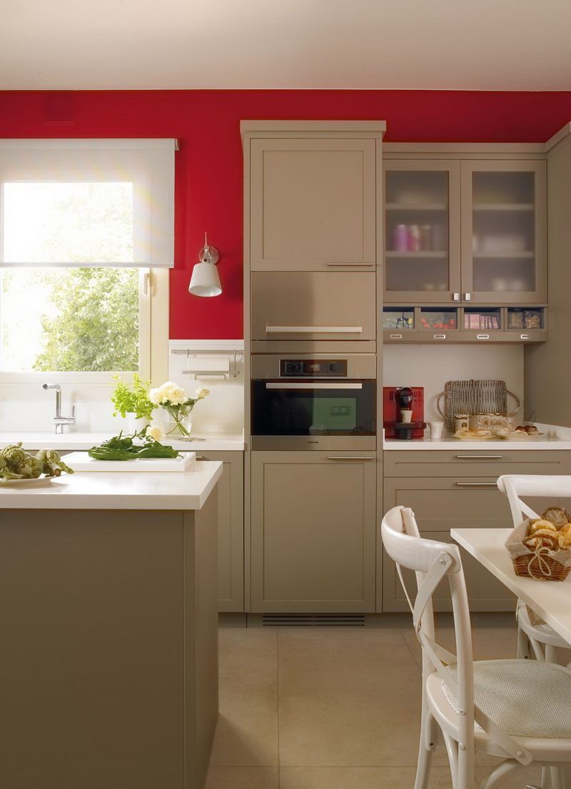 carré-salon-idées-moderne-beige-cuisine-avec-murs-rouges-8