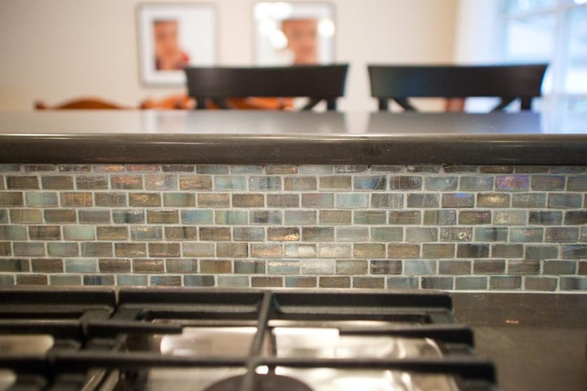 superbe-superbe-turquoise-dosseret-tuile-turquoise-et-bronze-carreaux de verre-cuisine-dosseret-touches-de-turquoise