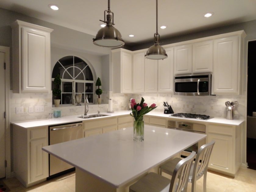 vintage-cuisine-ikea-blanc-quartz-comptoirs-cuisine-calacatta-marbre-métro-carrelage-dosseret-satin-nickel-suspension-éclairage-blanc-latte-dos-tabourets-de-comptoir