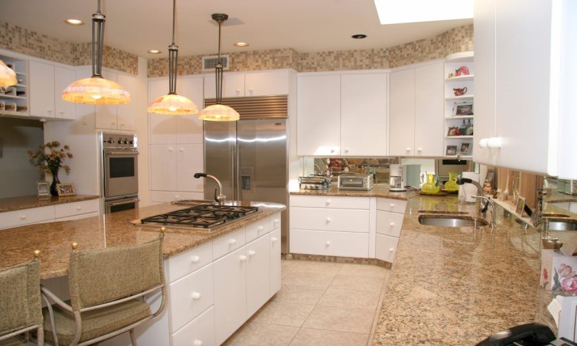 armoires-de-cuisine-blanches-avec-granit-beige-armoires-de-cuisine-blanches-avec-comptoirs-sombres-0cbcd411a717750d