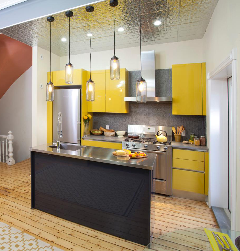 11-apporte-jaune-et-surfaces-métalliques-petite-cuisine-design-homebnc
