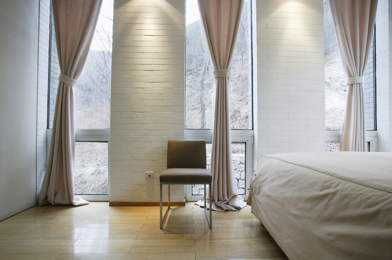 Chambre moderne dans des tons clairs --- Image par © Royalty-Free / Corbis